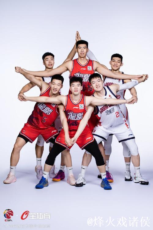 广州男篮社媒分享新赛季球队定妆照：新赛季各式各样的组合