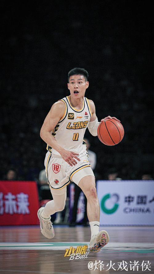 唯快不破！@林秉圣Nelson 持球推进，觅得空隙直杀内线，强硬上篮造成2+1！